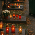 Nagrobne sveče na pokopališču in zabojnik za zbiranje odpadnih nagrobnih sveč v Sloveniji
