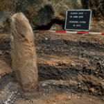 Stoječi kamen in pepelne plasti v jami Cloggs Cave v Avstraliji