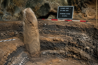 Stoječi kamen in pepelne plasti v jami Cloggs Cave v Avstraliji