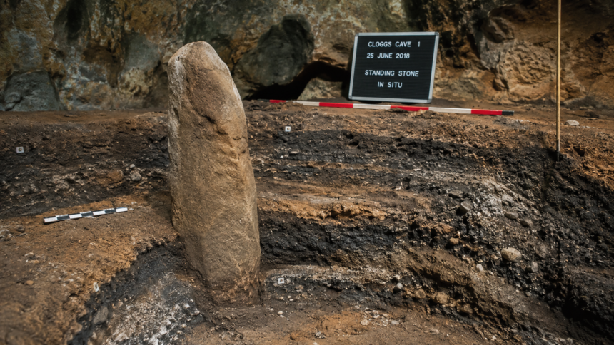 Stoječi kamen in pepelne plasti v jami Cloggs Cave v Avstraliji